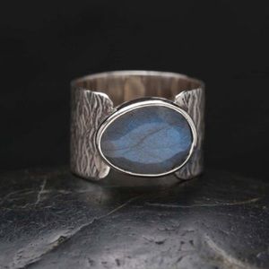 Sterling Silver Hammered Ring w/ Cut Labradorite × 1